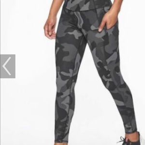 Athleta camo contender leggings 7/8.